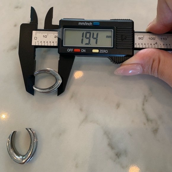 Surgical stainless steel ear saddles - Picture 2 of 4